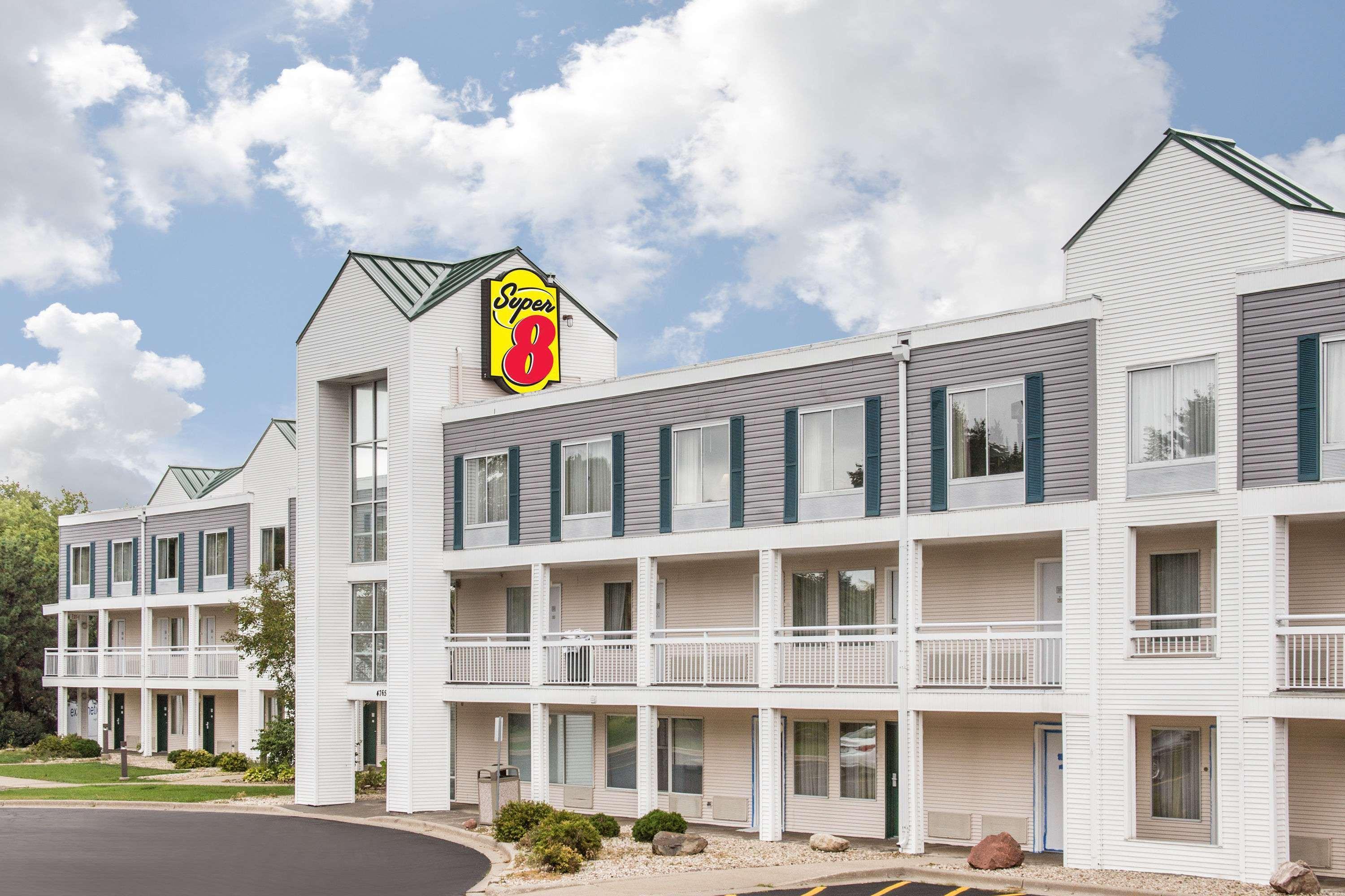 Super 8 By Wyndham Madison East Hotel Exterior foto
