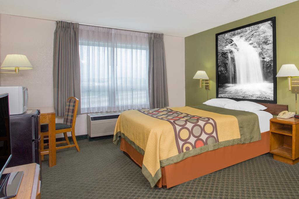 Super 8 By Wyndham Madison East Hotel Exterior foto