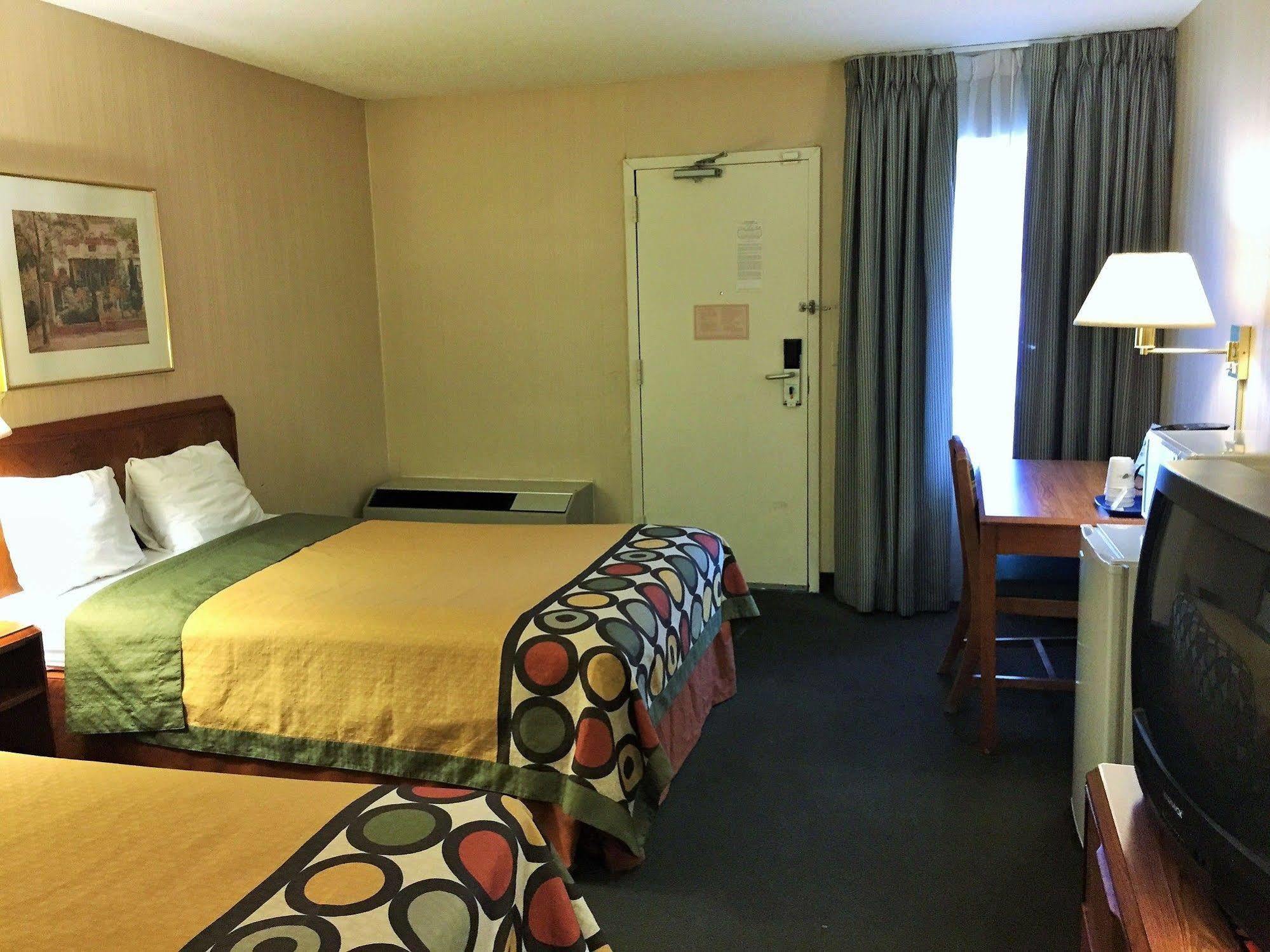 Super 8 By Wyndham Madison East Hotel Exterior foto