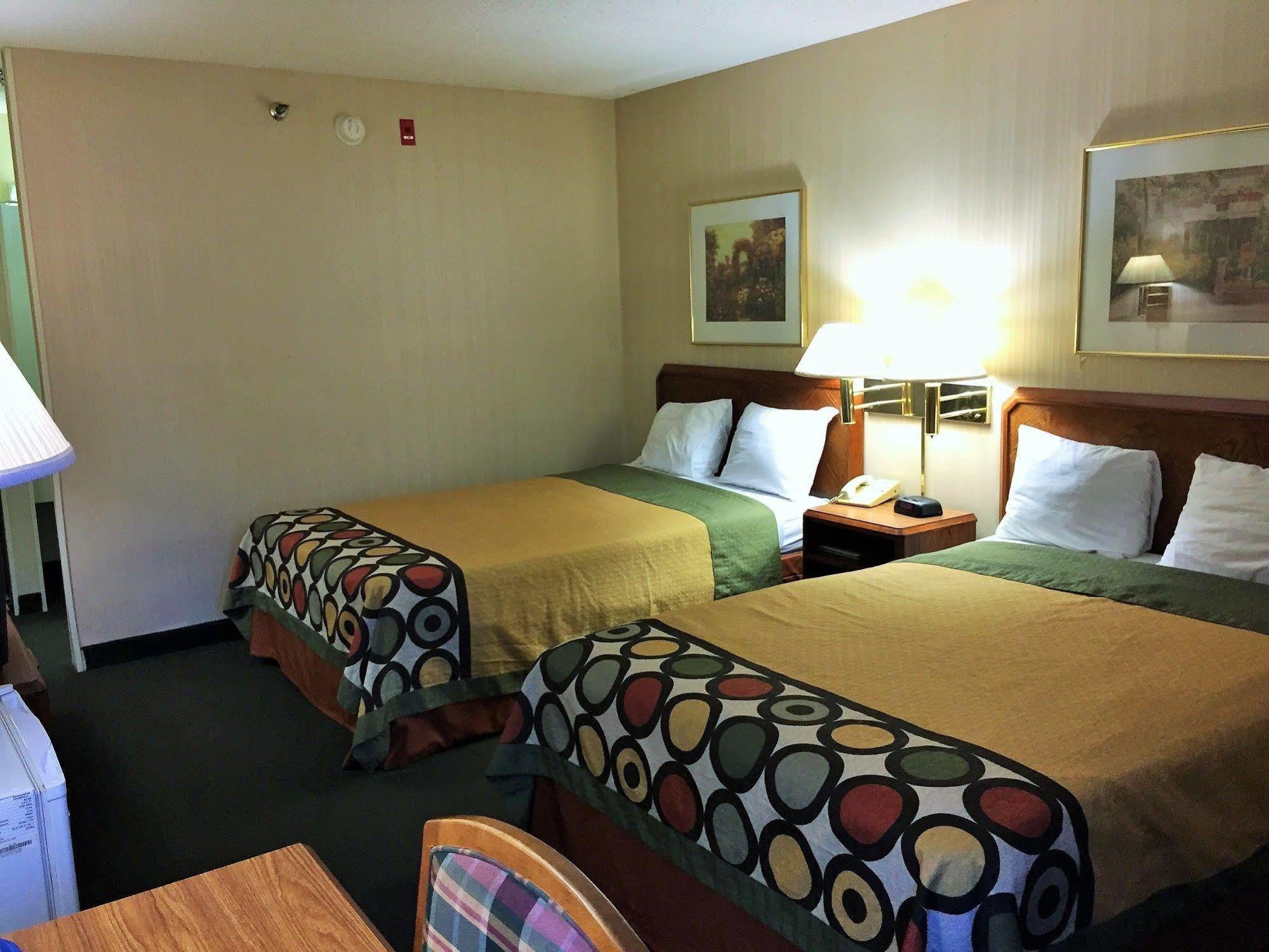 Super 8 By Wyndham Madison East Hotel Exterior foto